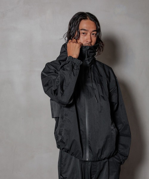 HEREIAM（ヘレイアム）の「【HEREIAM MEN】UNISEX＆撥水機能付き/バルーンフォルムブルゾン（ブルゾン・メンズ・ブラック/シルバー系・MEDIUM/LARGE）」の2枚目の写真