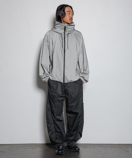 HEREIAM（ヘレイアム）の「【HEREIAM MEN】UNISEX＆撥水機能付き/バルーンフォルムブルゾン（ブルゾン・メンズ・ブラック/シルバー系・MEDIUM/LARGE）」の11枚目の写真