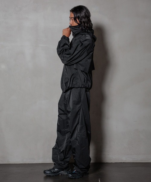 HEREIAM（ヘレイアム）の「【HEREIAM MEN】UNISEX＆撥水機能付き/バルーンフォルムブルゾン（ブルゾン・メンズ・ブラック/シルバー系・MEDIUM/LARGE）」の5枚目の写真