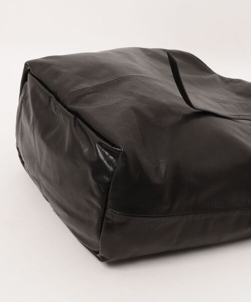 ALLSAINTS(オールセインツ)の「SILOH LEATHER MAGAZINE TOTE BAG | SILOH レザー マガジン トート バッグ(トートバッグ・レディース・ブラック・ONE SIZE)」の7枚目の写真