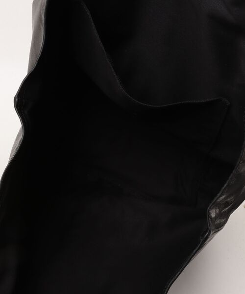 ALLSAINTS(オールセインツ)の「SILOH LEATHER MAGAZINE TOTE BAG | SILOH レザー マガジン トート バッグ(トートバッグ・レディース・ブラック・ONE SIZE)」の8枚目の写真