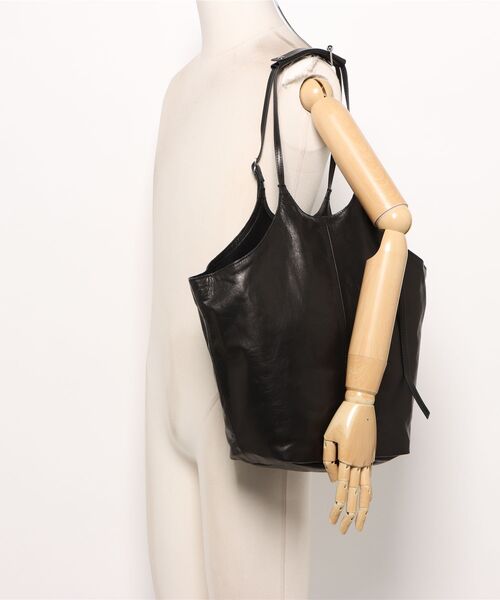ALLSAINTS(オールセインツ)の「SILOH LEATHER MAGAZINE TOTE BAG | SILOH レザー マガジン トート バッグ(トートバッグ・レディース・ブラック・ONE SIZE)」の9枚目の写真