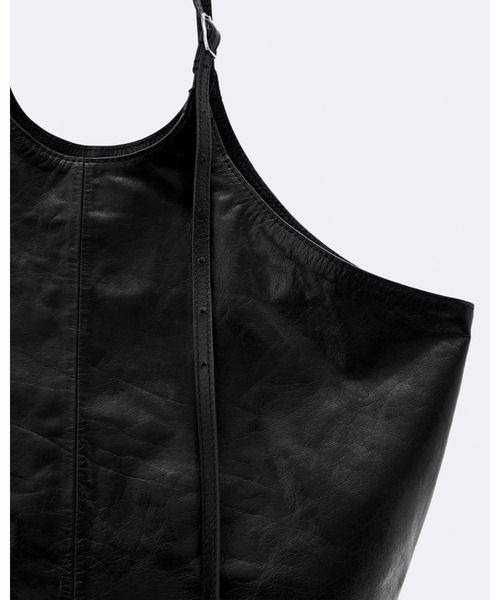 ALLSAINTS(オールセインツ)の「SILOH LEATHER MAGAZINE TOTE BAG | SILOH レザー マガジン トート バッグ(トートバッグ・レディース・ブラック・ONE SIZE)」の3枚目の写真