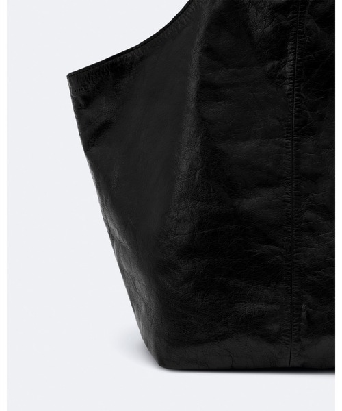 ALLSAINTS(オールセインツ)の「SILOH LEATHER MAGAZINE TOTE BAG | SILOH レザー マガジン トート バッグ(トートバッグ・レディース・ブラック・ONE SIZE)」の4枚目の写真