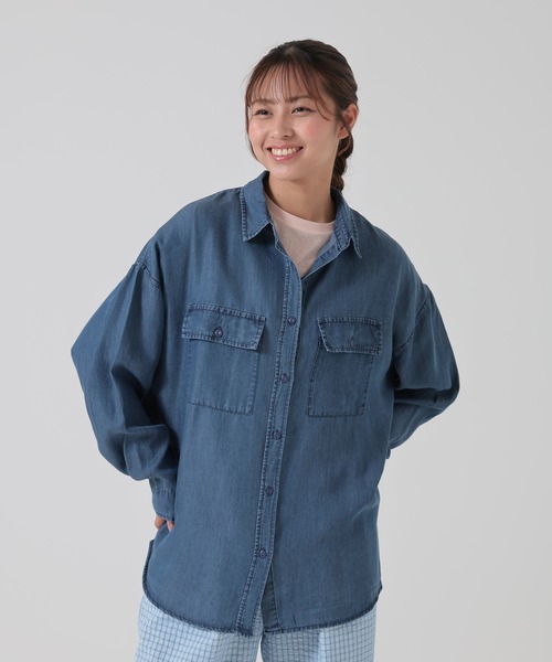HEART MARKET(ハートマーケット)の「ポケ付き長袖BIGデニムシャツ(シャツ/ブラウス・レディース・ブルー系2/ブルー系1・FREE)」の2枚目の写真