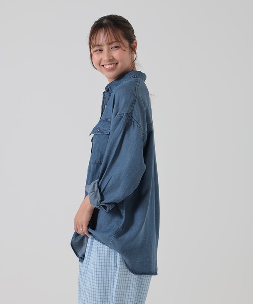 HEART MARKET(ハートマーケット)の「ポケ付き長袖BIGデニムシャツ(シャツ/ブラウス・レディース・ブルー系2/ブルー系1・FREE)」の4枚目の写真