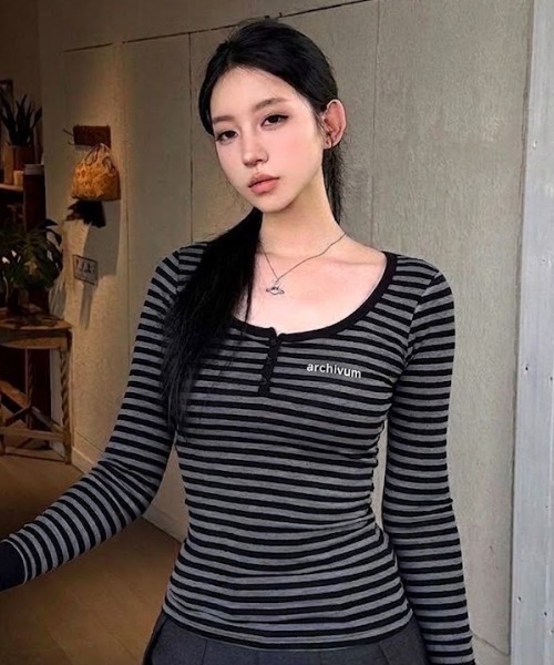AVYL(アヴィル)の「ワンポイント刺繍 ボーダーヘンリーネックロンT(Tシャツ/カットソー・レディース・ブラック・M)」の4枚目の写真