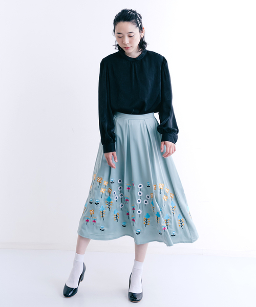 merlot plus（メルロープリュス）の「花刺繍スカート7134