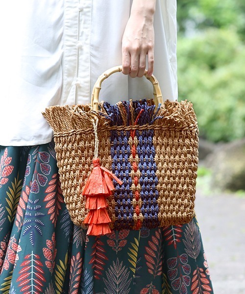 チチカカ（チチカカ）の「フリンジスクエアペーパーバッグ（かごバッグ・レディース・イエロー/ブルー・FREE）」の2枚目の写真