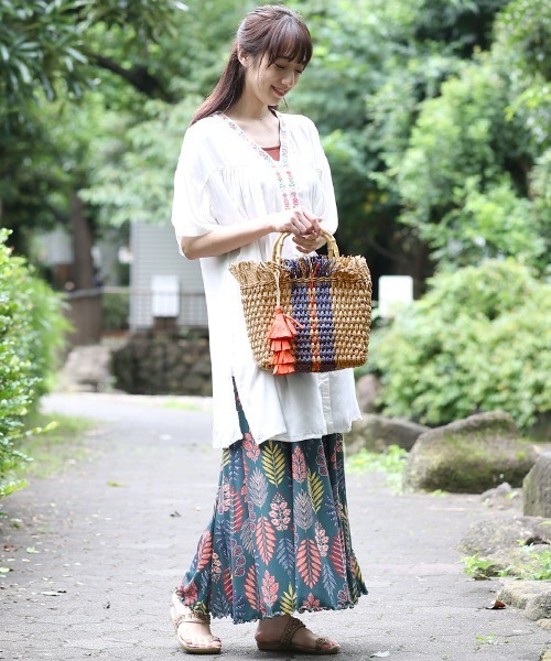 チチカカ（チチカカ）の「フリンジスクエアペーパーバッグ（かごバッグ・レディース・イエロー/ブルー・FREE）」の3枚目の写真