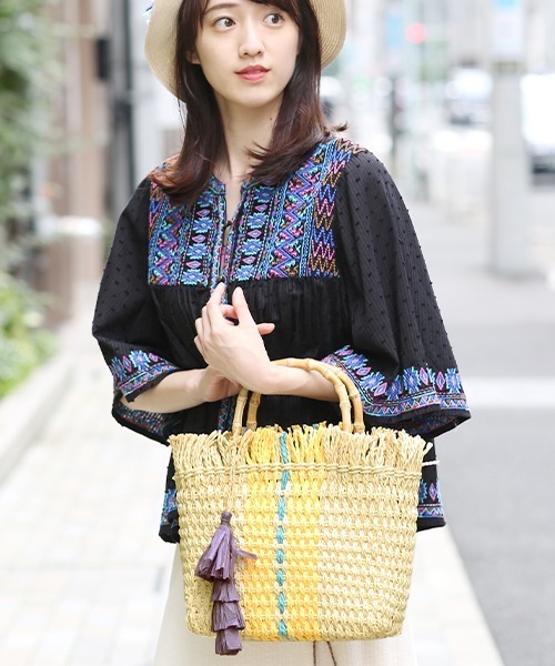 チチカカ（チチカカ）の「フリンジスクエアペーパーバッグ（かごバッグ・レディース・イエロー/ブルー・FREE）」の5枚目の写真