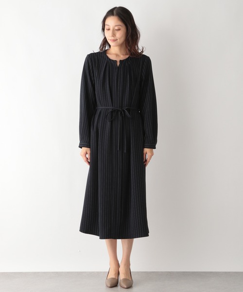 LEPSIM(レプシィム)の「ストライプタックデザインワンピース 922825(ワンピース・レディース・ネイビー/グレイッシュベージュ・MEDIUM/LARGE)」の5枚目の写真