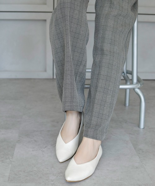 chocolates（チョコラテス）の「ストレッチ ポインテッドＶカットパンプス【日本製】（パンプス・レディース・アイボリー/ベージュ/ブラック/ゴールド系・24.5cm/23.5cm/22.5cm/23cm/25cm/24cm/22cm）」の6枚目の写真