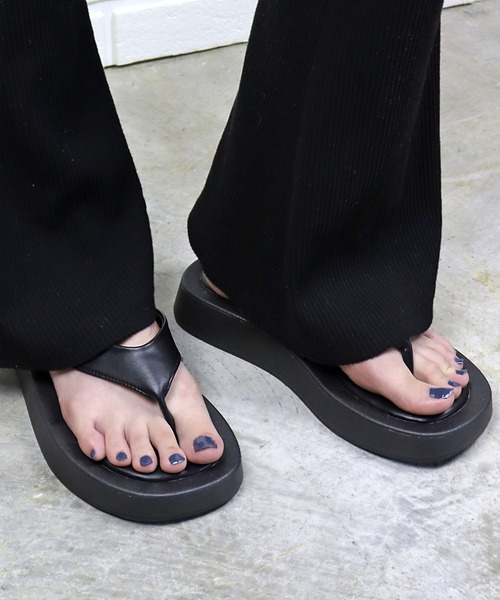 LibertyDoll（リバティードール）の「スクエアトングサンダル（サンダル・レディース・ホワイト/ブラック/パイソン・S/M/L/LL）」の3枚目の写真