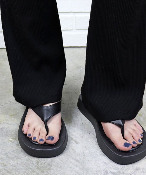 LibertyDoll（リバティードール）の「スクエアトングサンダル（サンダル・レディース・ホワイト/ブラック/パイソン・S/M/L/LL）」の4枚目の写真