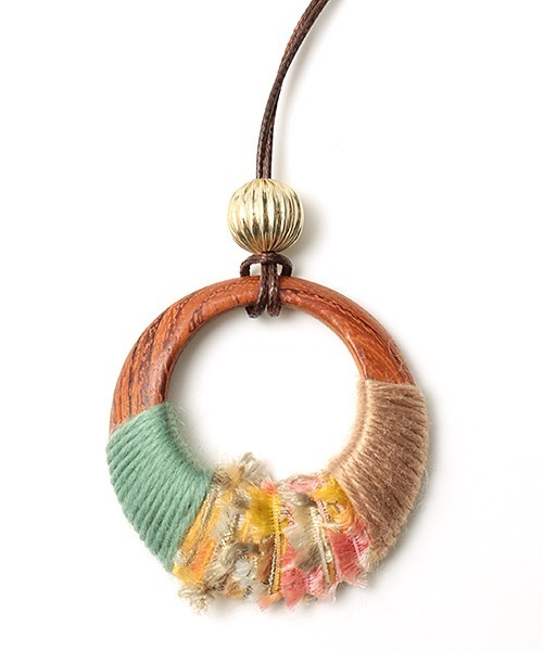 チチカカ（チチカカ）の「ウッドｘカラフル糸巻ネックレス（ネックレス・レディース・ベージュ/ピンク/ブルー・FREE）」の5枚目の写真