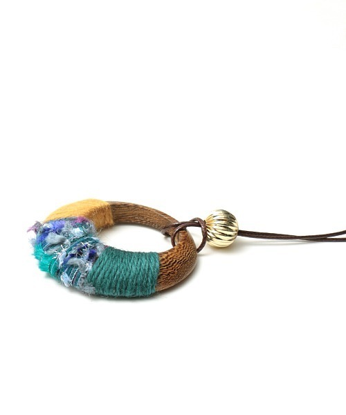 チチカカ（チチカカ）の「ウッドｘカラフル糸巻ネックレス（ネックレス・レディース・ベージュ/ピンク/ブルー・FREE）」の9枚目の写真