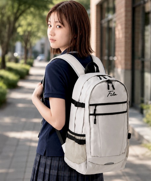 FILA（フィラ）の「【FILA/フィラ】WEB限定 別注 筆記体刺繍 大容量 ビック リュック 35L（バックパック/リュック・レディース・ブラック/ベージュ/キャメル/ブラック×パープル/オフホワイト/ネイビー/グレー系・FREE）」の9枚目の写真