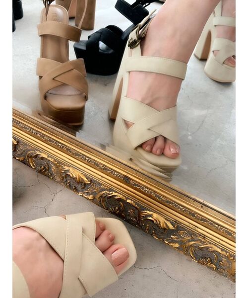 RESEXXY(リゼクシー)の「クロスデザイン厚底サンダル(サンダル・レディース・ブラック/ブラウン/アイボリー・LARGE/MEDIUM/SMALL)」の2枚目の写真