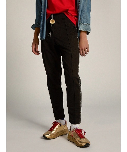 GOLDEN GOOSE（ゴールデングース）の「GOLDEN GOOSE Track pants Game EDT Capsule Collection in black with logoed side line（その他パンツ・メンズ・ブラック系その他・X-SMALL/SMALL/MEDIUM/LARGE）」の2枚目の写真
