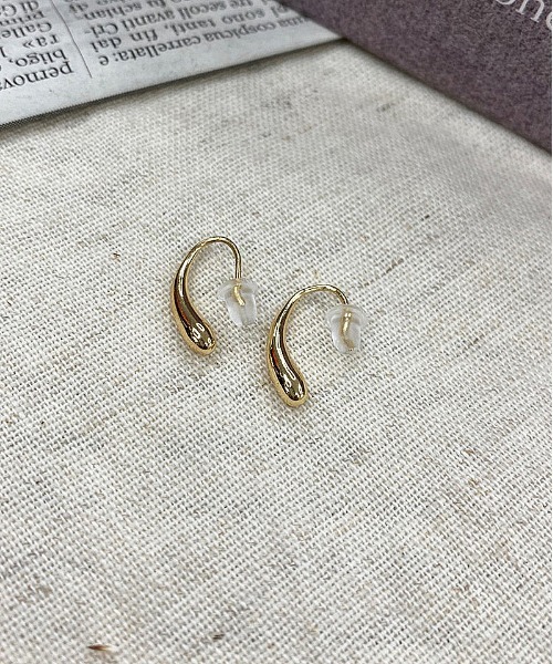 apres jour mignon(アプレジュールミニョン)の「【apresjour mignon×ARIAZ】シンプルピアス(ピアス(両耳用)・レディース・シルバー/ゴールド・ONESIZE)」の3枚目の写真