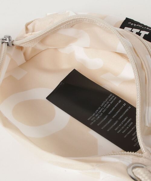 marimekko(マリメッコ)の「Logo / Smart Travelbag(ショルダーバッグ・レディース・ベージュ・FREE)」の5枚目の写真