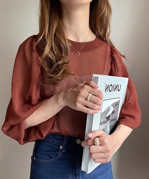 JUNOAH（ジュノア）の「バルーンスリーブシアーブラウス（シャツ/ブラウス・レディース・ホワイト/ブラック/ベージュ/モカ/ピンクベージュ/グリーン系その他/ブルー/テラコッタ/カーキ/グレー/ネイビー・MEDIUM/LARGE/X-LARGE/SMALL）」の6枚目の写真