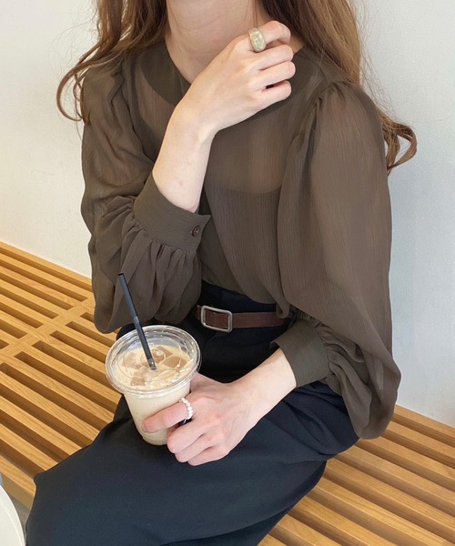 JUNOAH（ジュノア）の「バルーンスリーブシアーブラウス（シャツ/ブラウス・レディース・ホワイト/ブラック/ベージュ/モカ/ピンクベージュ/グリーン系その他/ブルー/テラコッタ/カーキ/グレー/ネイビー・MEDIUM/LARGE/X-LARGE/SMALL）」の16枚目の写真