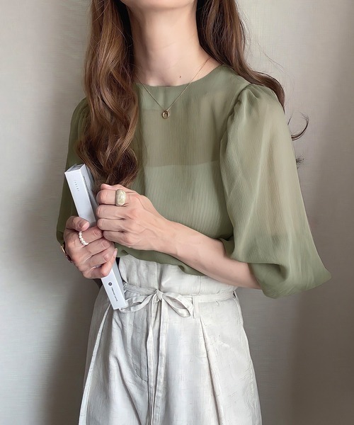 JUNOAH（ジュノア）の「バルーンスリーブシアーブラウス（シャツ/ブラウス・レディース・ホワイト/ブラック/ベージュ/モカ/ピンクベージュ/グリーン系その他/ブルー/テラコッタ/カーキ/グレー/ネイビー・MEDIUM/LARGE/X-LARGE/SMALL）」の21枚目の写真