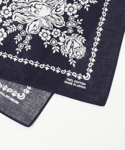BEAMS（ビームス）の「BEAMS / バンダナ 花柄（バンダナ/スカーフ・メンズ・ブラック/ネイビー・ONE SIZE）」の4枚目の写真