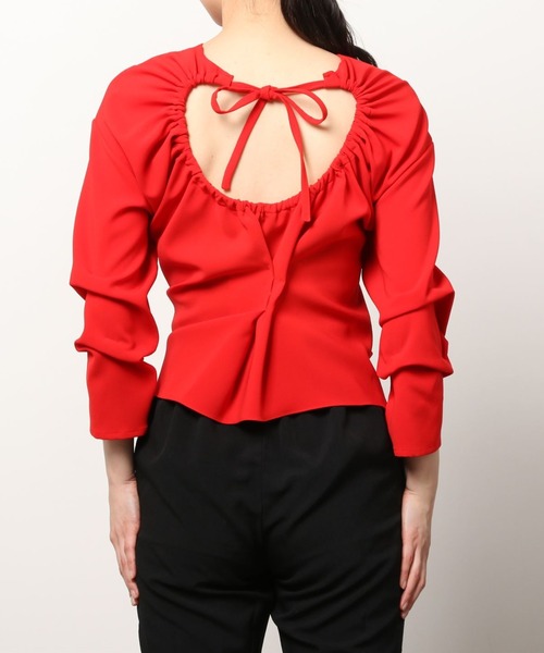 A.W.A.K.E MODE（アウェイク モード）の「【A.W.A.K.E. MODE】  ASYMMETRIC TOP WITH FRONT DRAPED DETAIL, GATHERED SLEEVES AND OPEN BACK（シャツ/ブラウス・レディース・レッド・38）」の4枚目の写真
