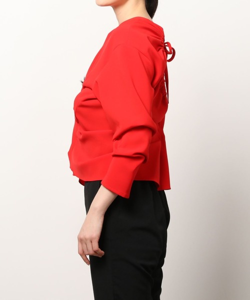 A.W.A.K.E MODE（アウェイク モード）の「【A.W.A.K.E. MODE】  ASYMMETRIC TOP WITH FRONT DRAPED DETAIL, GATHERED SLEEVES AND OPEN BACK（シャツ/ブラウス・レディース・レッド・38）」の5枚目の写真
