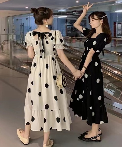 Dream garden（ドリームガーデン）の「バックリボン　シャーリングドット柄フレアワンピース（ワンピース・レディース・ブラック/ベージュ・S/L/M）」の6枚目の写真