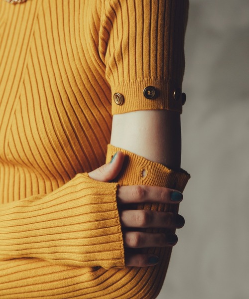 Cheek（チーク）の「アームウォーマー付きリブニット（ニット/セーター・レディース・カーキ/イエロー/オレンジ/モカ/チャコールグレー/ベージュ・MEDIUM）」の18枚目の写真