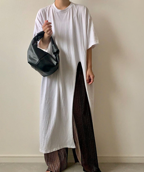 ISOOK（アイスー）の「Slit T-shirt one-piece / スリットTシャツワンピース（mi select）（ワンピース・レディース・ホワイト/ブラック・FREE）」の3枚目の写真