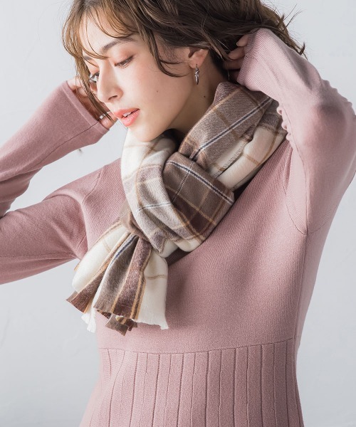 ketty（ケティ）の「タータンチェックストール（マフラー・レディース・ブラウン系その他/ピンク系その他/ブルー系その他/ダークネイビー/グレー系その他/ダークベージュ・FREE）」の4枚目の写真