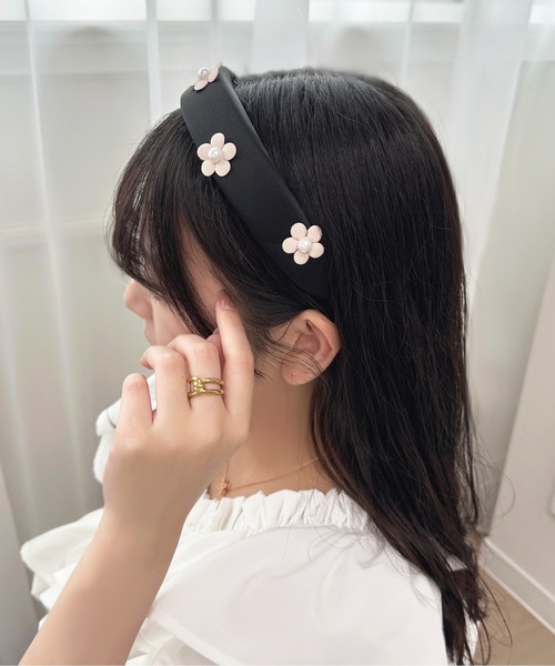 apres jour(アプレジュール)の「【apres jour×ARIAZ】配色フラワーカチューシャ(カチューシャ・レディース・ブラック/グレイッシュベージュ・FREE)」の2枚目の写真