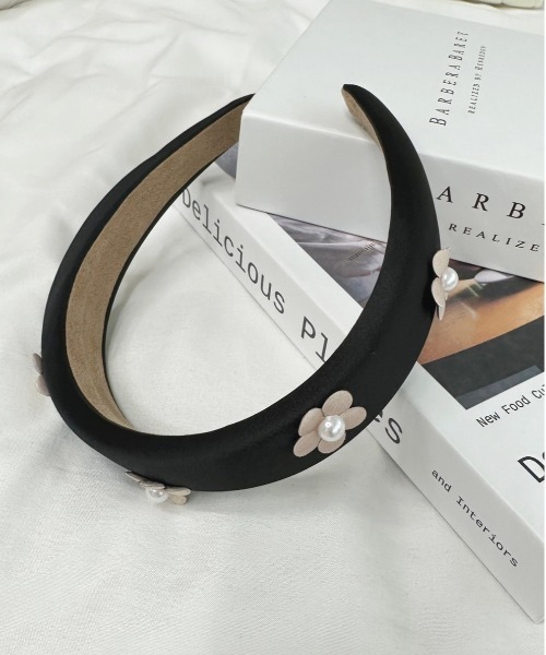 apres jour(アプレジュール)の「【apres jour×ARIAZ】配色フラワーカチューシャ(カチューシャ・レディース・ブラック/グレイッシュベージュ・FREE)」の6枚目の写真