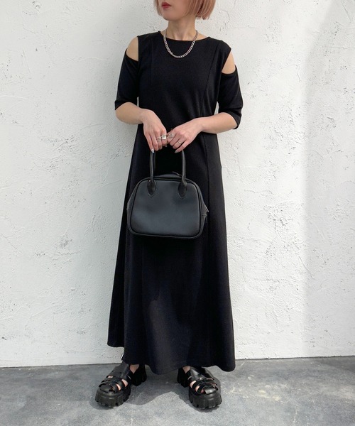 apres jour mignon（アプレジュールミニョン）の「オープンショルダーフレアリブワンピース【ZOZOTOWN限定アイテム】（ワンピース・レディース・ナチュラル/ブラック・MEDIUM/SMALL/X-LARGE）」の5枚目の写真