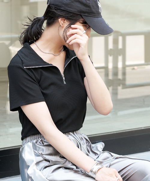 COLONY 2139(コロニートゥーワンスリーナイン)の「WEB・一部店舗限定 / ハーフジップリブTシャツ(Tシャツ/カットソー・レディース・オフホワイト/ブラック/サックスブルー・FREE)」の2枚目の写真
