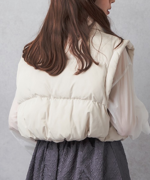 Lull（ルル）の「【Lull / ルル】 中綿ショートダウンベスト（ベスト・レディース・アイボリー/ブルー/オリーブ/ブラック/グレイッシュベージュ/スモークピンク・ONESIZE）」の17枚目の写真
