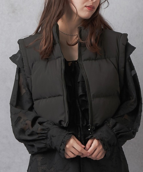 Lull（ルル）の「【Lull / ルル】 中綿ショートダウンベスト（ベスト・レディース・アイボリー/ブルー/オリーブ/ブラック/グレイッシュベージュ/スモークピンク・ONESIZE）」の11枚目の写真