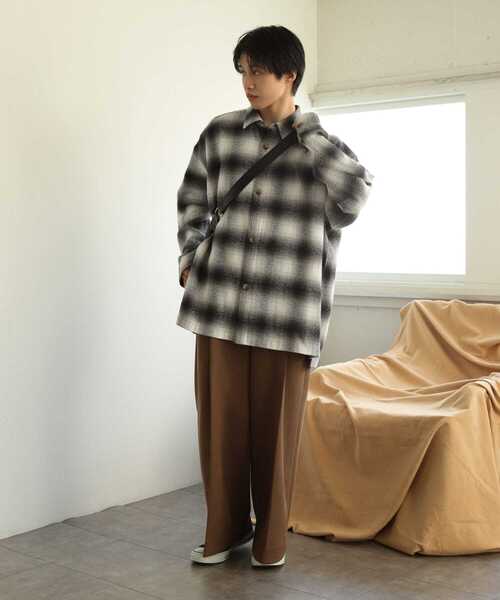 SENSE OF PLACE by URBAN RESEARCH（センスオブプレイスバイアーバンリサーチ）の「フェイクレザーパデットショルダーバッグ（ショルダーバッグ・メンズ・カーキ/ブラック・ONE）」の4枚目の写真