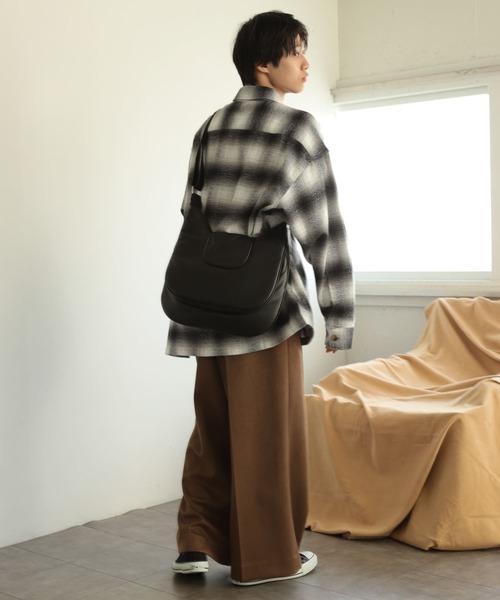 SENSE OF PLACE by URBAN RESEARCH（センスオブプレイスバイアーバンリサーチ）の「フェイクレザーパデットショルダーバッグ（ショルダーバッグ・メンズ・カーキ/ブラック・ONE）」の11枚目の写真