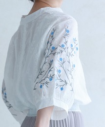 袖に咲く青い花刺繍のブラウストップス