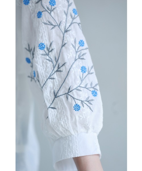 qiri bouquet 花束刺繍ブラウス キンドレッド Kindred フラワー刺繍 ブラウス （ブルー） -waja