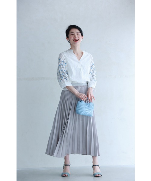 袖に咲く青い花刺繍のブラウストップス（シャツ/ブラウス
