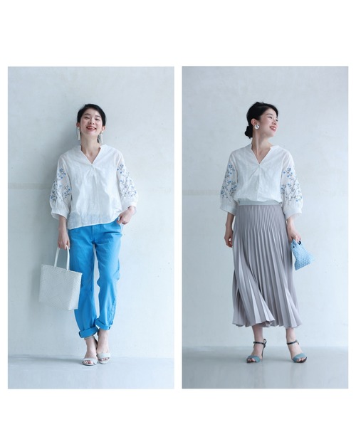 袖に咲く青い花刺繍のブラウストップス（シャツ/ブラウス