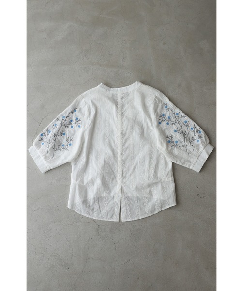 cawaii(カワイイ)の「袖に咲く青い花刺繍のブラウストップス(シャツ/ブラウス・レディース・ホワイト・FREE)」の14枚目の写真