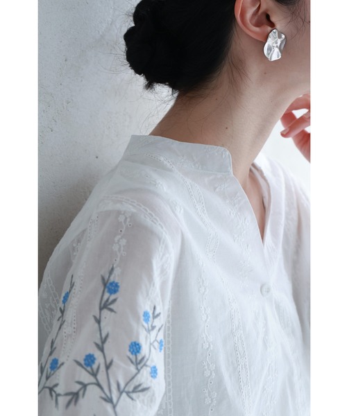 袖に咲く青い花刺繍のブラウストップス（シャツ/ブラウス